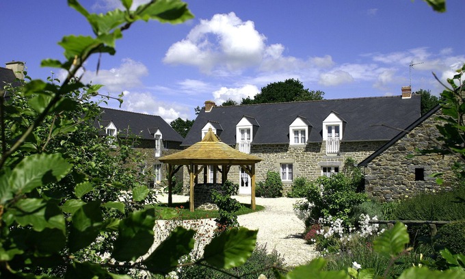 Miniac-Morvan Cottage | Tranquil Cottage for 6 with Sauna & Spacious Gardens