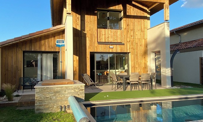 Moliets-et-Maa Cottage | Inviting Cottage with Pool & Ocean Views in Moliets