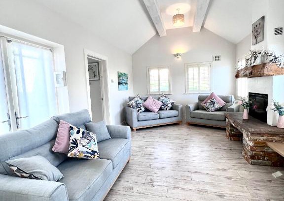 Galway House | Cozy Cottage Aigéan: Pet Friendly & Family Approved Awaits