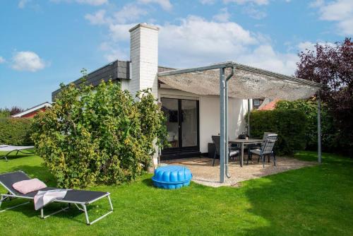 Haffkrug House | Beachfront Cottage am Meer: Pet and Child Friendly Retreat