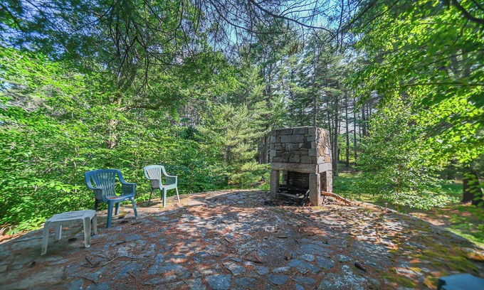 Cape Neddick Cottage | Cottage at Birch Knoll – Peaceful 1 BDR Retreat w/Shared Pool & Fire Pit