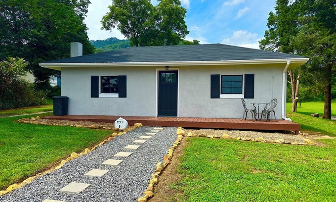 Pinnacle Cottage | Cozy Cottage at Pilot Mountain - Pet Friendly & Great Reviews