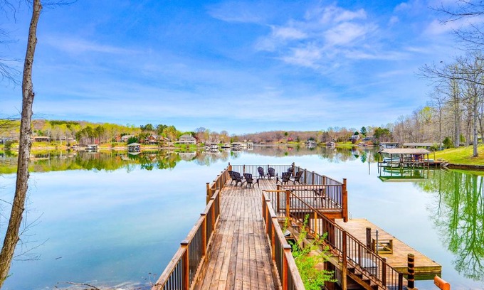 Moneta House | Inviting Cottage at the Lake: Pet and Child Friendly Retreat