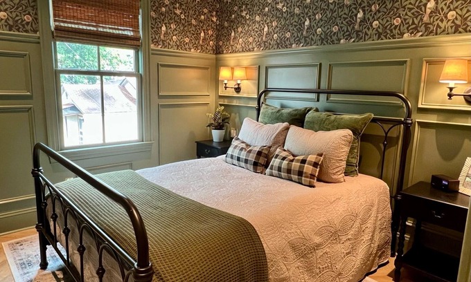 Metropolitan House | Pet-Friendly Cottage at Verdant House in Starland Arts District
