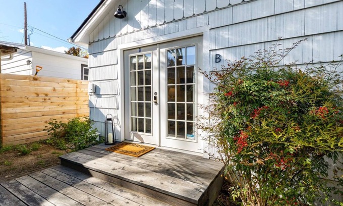 Jacksonville Cottage | Cozy Cottage B with Private Patio & Breakfast Included