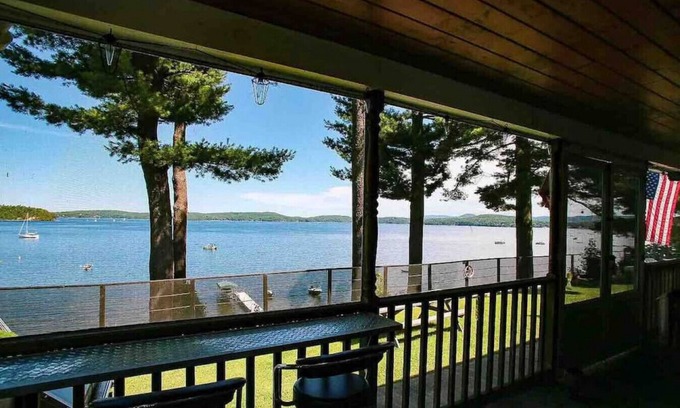 Colchester Cottage | Beachfront Cottage on Lake Champlain - Rated 9/10!