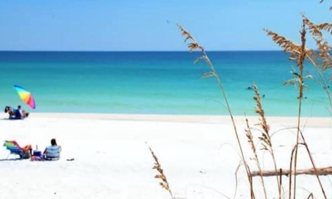 Fort Walton Beach House | Unwind at Cottage by the Bay with Hot Tub & Boat Parking