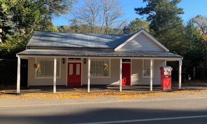 Mount Macedon Cottage | Cottage by the Bowser