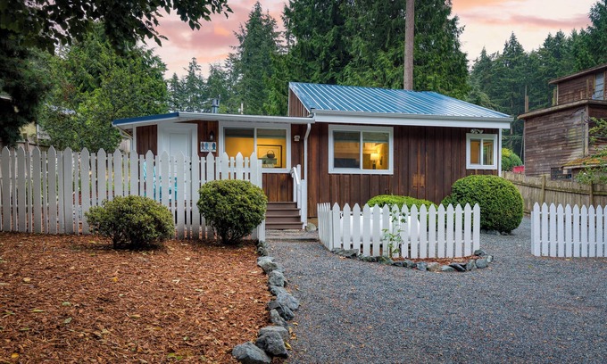 Freeland House | Cottage By The Bay by AvantStay | 0.5mi to Beach!