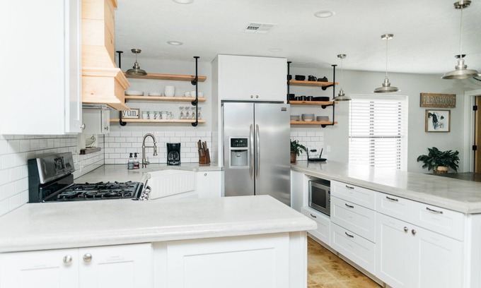 Sulphur House | Serene Cottage By The Lake with Spa and Pool Amenities