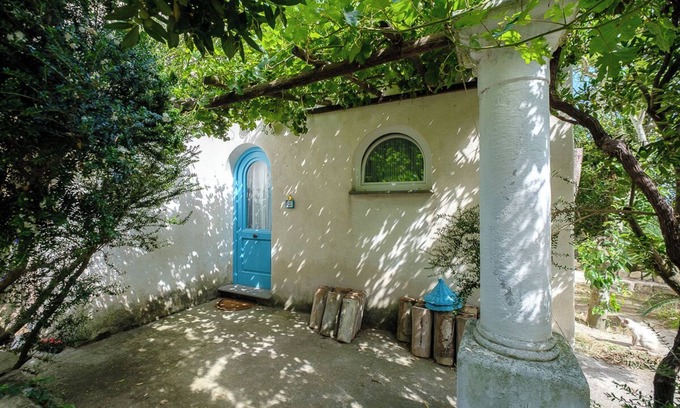 Procida Apartment | Cottage by the sea surrounded by greenery