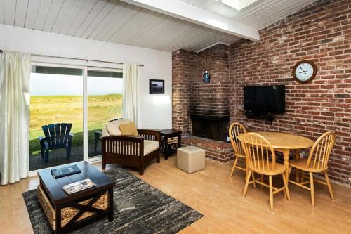 Gearhart Apartment | Cozy Cottage by the Sea with Oceanfront Views