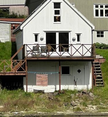 Vestmanna House | Cottage by the waterfront