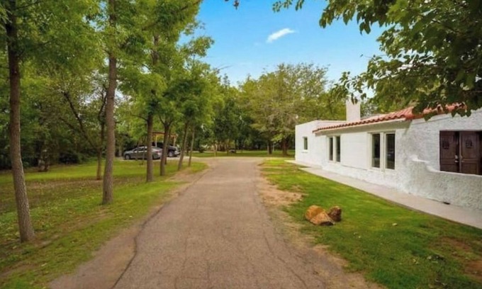 El Paso Cottage | Relaxing Cottage Casita on an Orchard with Spa & Breakfast