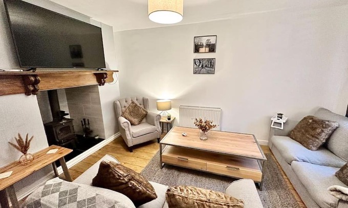 Blaenavon House | Cozy Cottage with Cinema Room and Log Burner Retreat