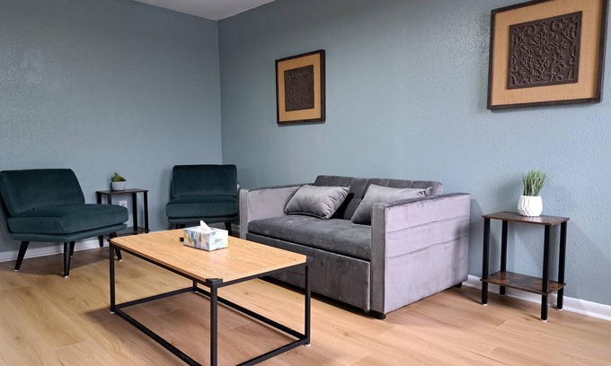 Pecan Tree - McCullough Apartment | Cottage Close to Campus - Scenic Stroll to Kyle