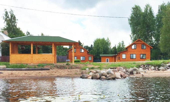 Svir'Stroyskoe House | Pet-Friendly Cottage Complex with Oceanfront Views