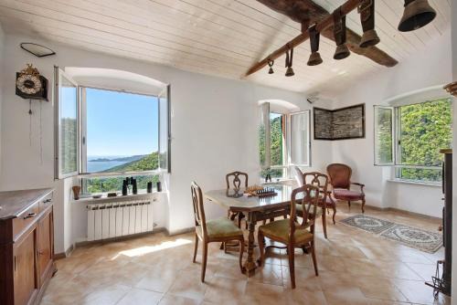 Semorile Villa | Cozy Cottage with Sea View: Pet and Child Friendly Retreat