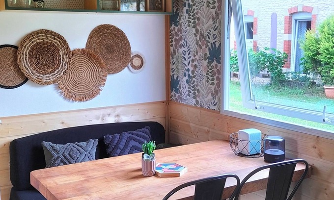 Lacroix-sur-Meuse Cottage | Pet-Friendly Cottage Cosy Aux Lauriers in Lacroix sur Meuse