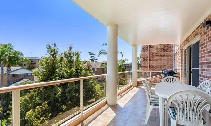 Nelson Bay Apartment | Cozy Cottage Court: Ocean Views & Family-Friendly Fun