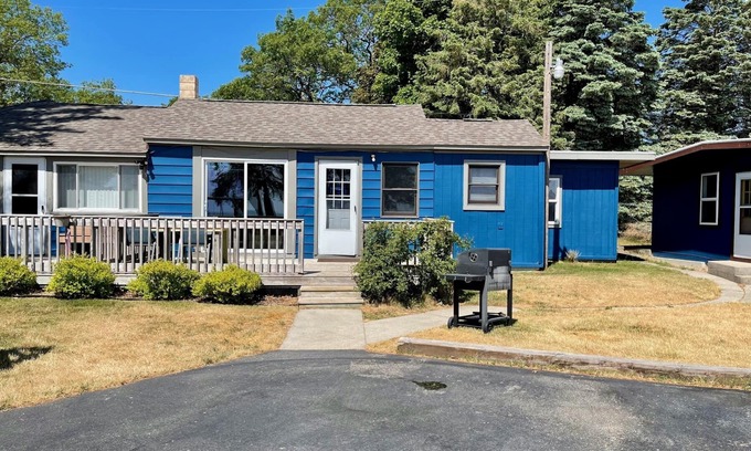 Oscoda Cottage | Pet-Friendly Retreat at Cottage Cove on Lake Huron