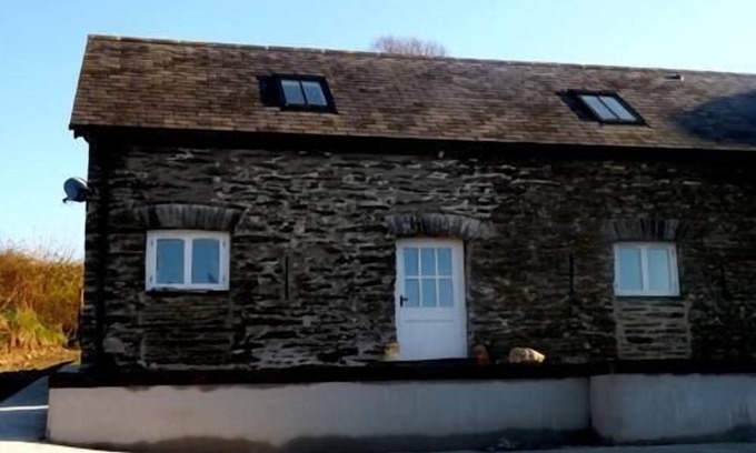 Boncath Cottage | Cozy Cottage Dairy Room at Wernddofn - Family Friendly Stay