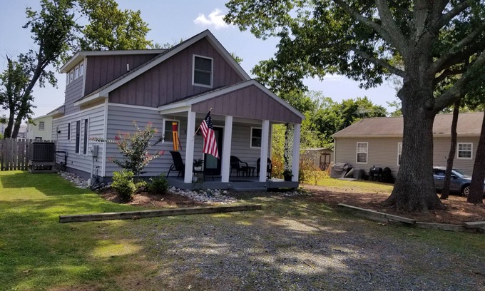 St. Michaels Cottage | Cozy Cottage Retreat on a Serene Downtown Street