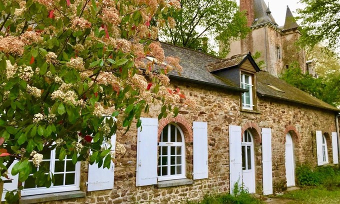 Erbree House | Pet-Friendly Retreat at Cottage du Château - 4-Star Comfort