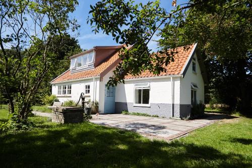 Oostvoorne House | Oceanfront Stay at Cottage Duinroos - Perfect for Families