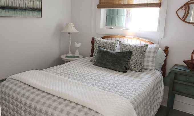 Winchester Cottage | Cozy Cottage Retreat by Highland Lake, Winsted, CT