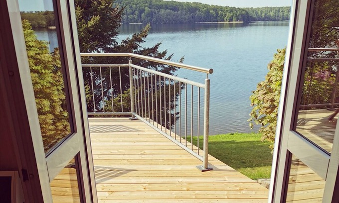 Pinnow House | Cozy Pinnow Cottage for 4 with Oceanfront Views