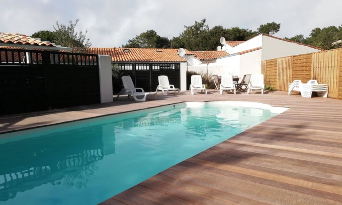 Rivedoux-Plage Cottage | Cozy Cottage for 4 with Private Patio & Heated Pool