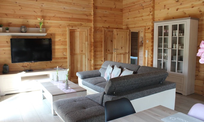 Twist House | Cozy Cottage for 6 with Ocean View in Twist