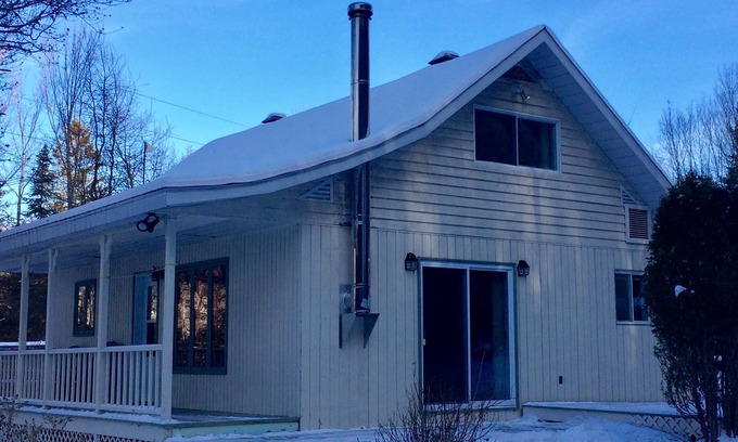 La Conception Cottage | Pet-Friendly Cottage Near Tremblant with Lake Views