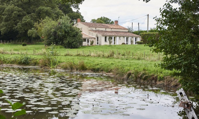 Saint-Vincent-sur-Graon Cottage | Cozy Cottage House with Castle Views and Relaxing Amenities