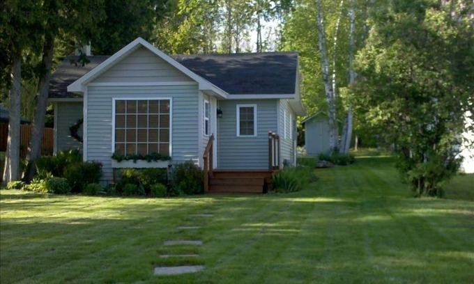 Oden Cottage | Guest Rated 9.8: Cottage Home on Crooked Lake Alanson