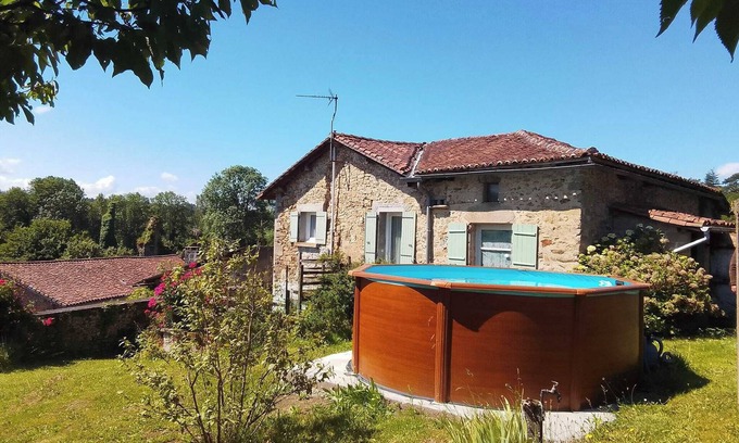 Les Salles Lavauguyon Cottage | Charming Cottage in Lavauguyon with a Private Pool