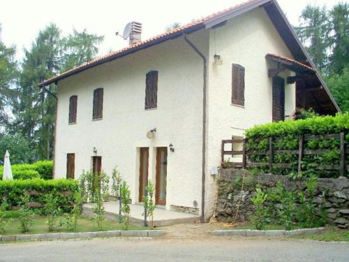 Verbania House | Pet-Friendly Cottage in Intra with Beautiful Garden