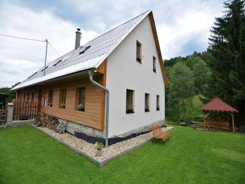 Liberec House | Cozy Holiday Home with Sauna and Billiards near Ski Slopes