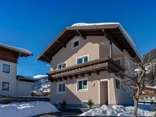 Bramberg am Wildkogel Apartment | Stylish Apartment Steps from Skiing in Mühlbach