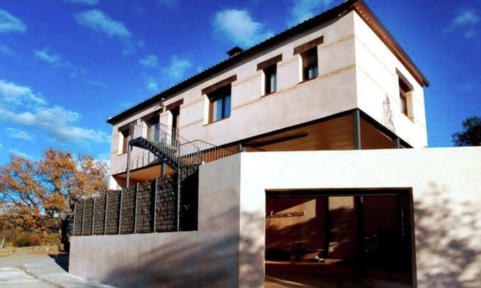 Navas de Estena House | Idyllic Cottage in Castile-La Mancha with Inviting Pool