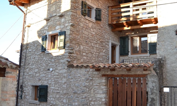 Castelletto House | Tranquil Cottage Retreat in Charming Village - 9.8/10 Rated