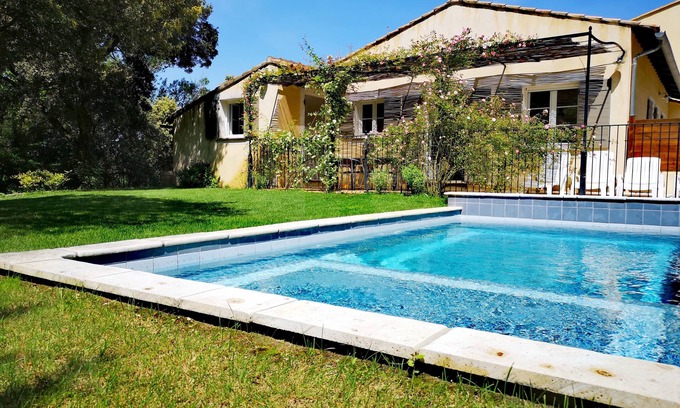 Loriol-du-Comtat House | Tranquil Cottage Retreat near Via Venaissia with Pool