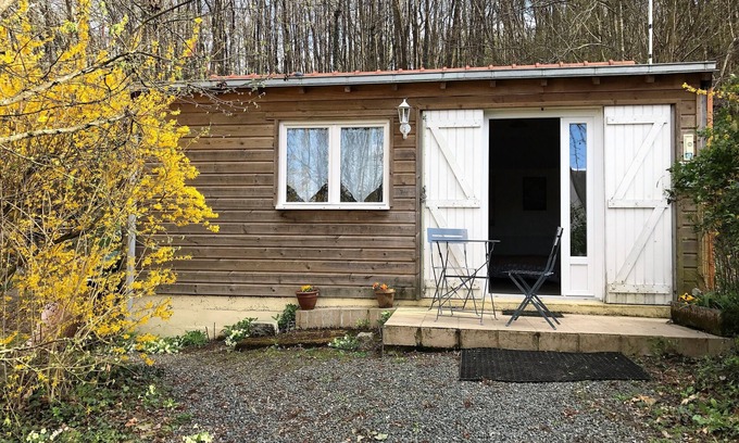 Saumur Ski Chalet | Cozy Garden Cottage with Spa and Kitchen Amenities