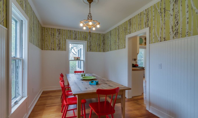 Three Oaks House | Idyllic Cottage in Harbor Country - Walk to Town & Pet Friendly
