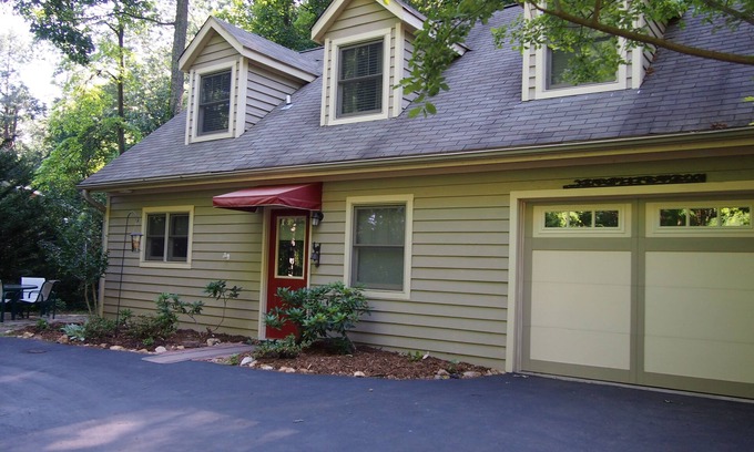 Royal Pines House | Cozy Cottage in the Shade: Private Retreat with Breakfast