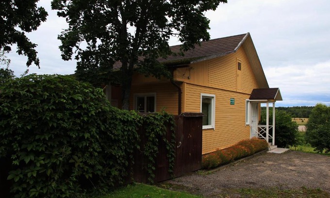 Bugrovo House | Discover the Perfect Cottage in Voronich with Ocean Views