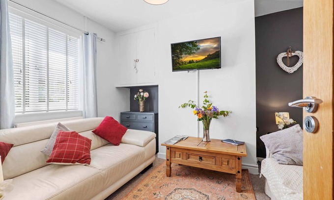 Evesham House | Family-Friendly Cottage in Worcestershire with Kitchen Access