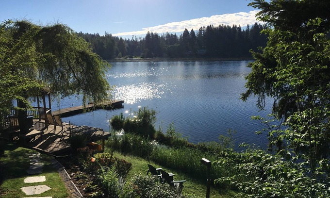 Woodinville Bed & Breakfast | Experience Cottage Lake Retreat with Pool and Ocean Views