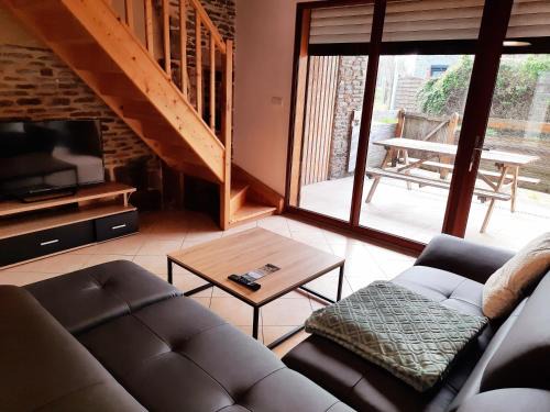 Huisnes-sur-Mer House | Family-Friendly Retreat at Le Héron - Guest Rated 8.4/10